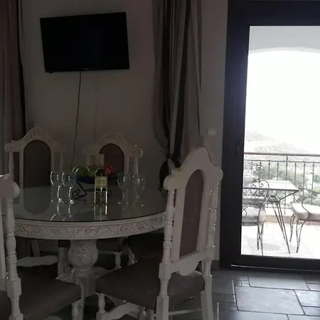 Nikis Seaside House
